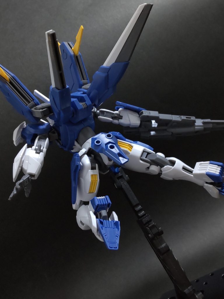 　改修型になって一番変わった背中のおかげで、バックショットが映えるようになりました。背面からでも表情を出しやすくなり、後ろから見ると赤色の部分がなくなるためかカラーリングの印象も若干変わります。