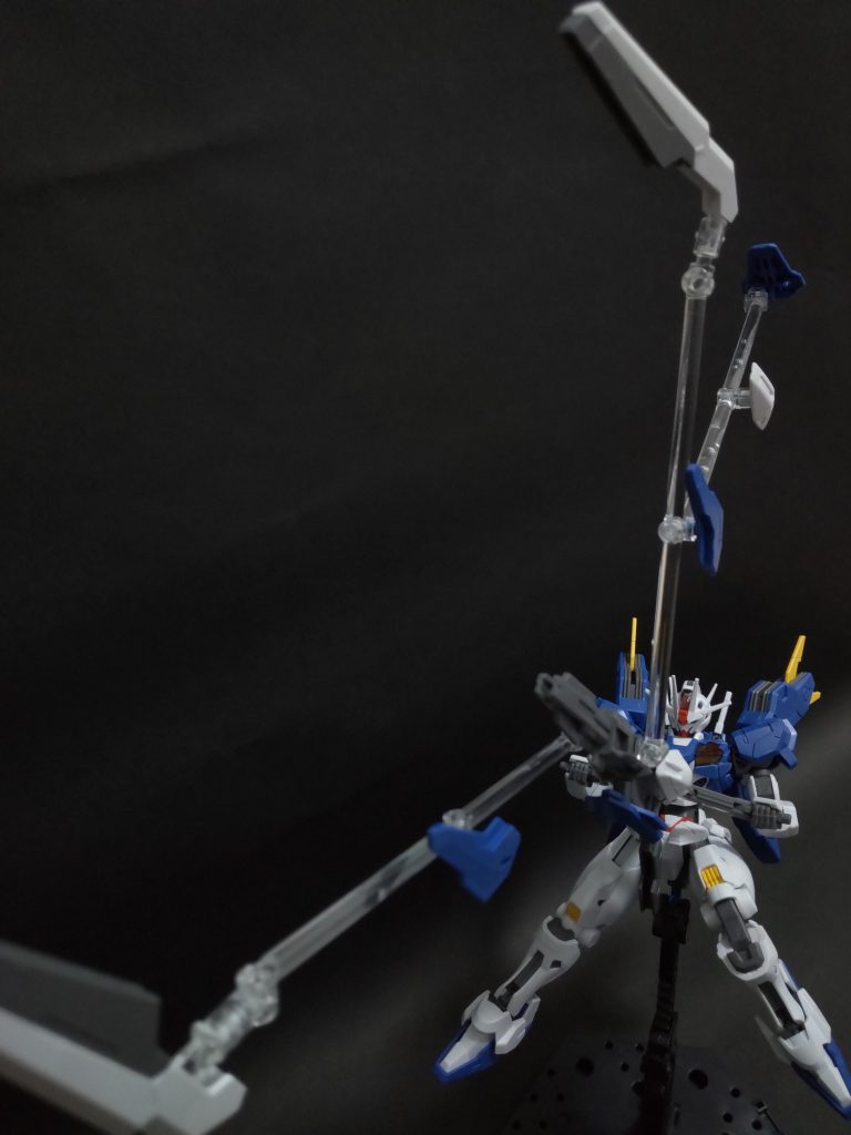 　ガンビットがライフルに集まってくる瞬間をウェポンディスプレイベースで表現してみました。けっこう空間を占有するので、この状態で飾ってみるとなかなかケレン味があります。横から見るとちょっと星座っぽく見える気も。個体差かもしれませんが他の支えなく腕だけで保持できました。エスカッシャンは３ミリ穴接続の物が前のエアリアルよりも減ってるため、ランナーを削って自作したジョイントを１，２個使っています。