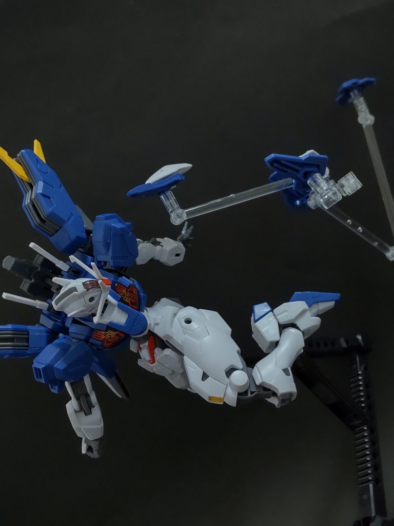 　けっこうガンプラの写真を撮ってて、せっかく人型をしているのになんで「戦ってるポーズ」ばかり撮ってるんだろうという気持ちがあった（ネタシーンを撮りたいという意味ではなく）ので、こういう構図の写真が撮れると嬉しいです。∀の洗濯やバエルの正座みたいにMSが存在する世界の普通の風景みたいなのが垣間見えるシーンはけっこう好きですね。　あとはその機体を表すのに、その機体「だけ」を映して表現するのには限界がある気がしてなるべく他の機体なり物なり客体も入れて撮ろうとしてるのですが、エアリアル系はそもそもエスカッシャンという客体が付属するのがいいですね。自分以外の物と様々に相互作用を表現できるのも人型ならではかなと思います。