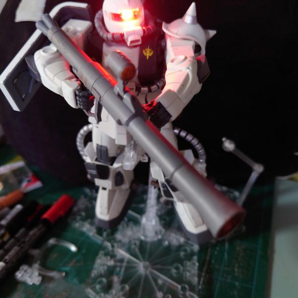 白いザクがかっこいいと、探していたら見つかりました。40数年振りに作ってます。目だけは光らせたいとLED仕込みました。色味はエアブラシがないのであまり。今度調達したいです。（2枚目）