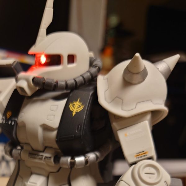 白いザクがかっこいいと、探していたら見つかりました。40数年振りに作ってます。目だけは光らせたいとLED仕込みました。色味はエアブラシがないのであまり。今度調達したいです。（1枚目）