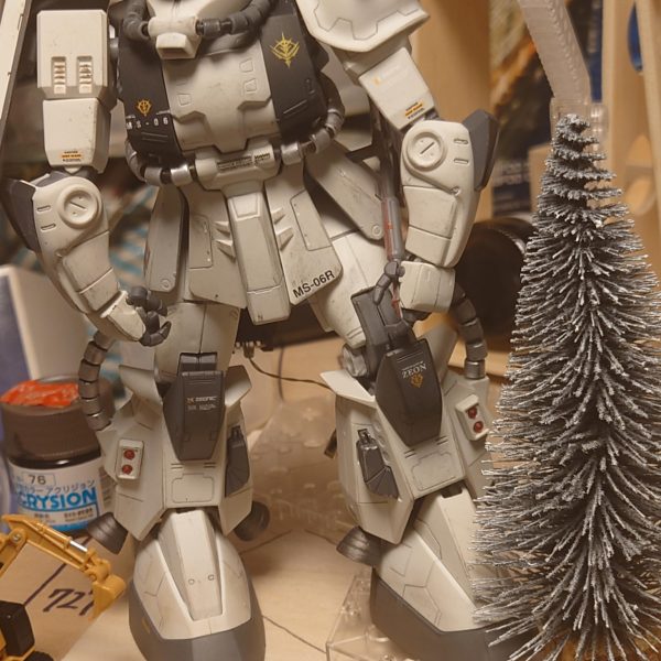 白いザクがかっこいいと、探していたら見つかりました。40数年振りに作ってます。目だけは光らせたいとLED仕込みました。色味はエアブラシがないのであまり。今度調達したいです。（3枚目）