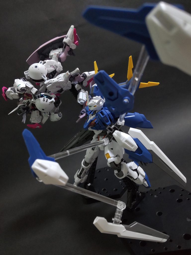 　ウェポンディスプレイベースは盾などの基部から直接生やすと動的な印象を持たせられるのでオススメです。