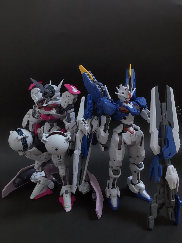 　改修型と対称的に見えるように作ったルブリスと。並べてみて見ると割と意図通りに作れたかなと思います。女性主人公になる「はずだった」機体感が出てるとよし。エアリアルは身長ほどのライフルを縦持ちする属性を手に入れましたね。