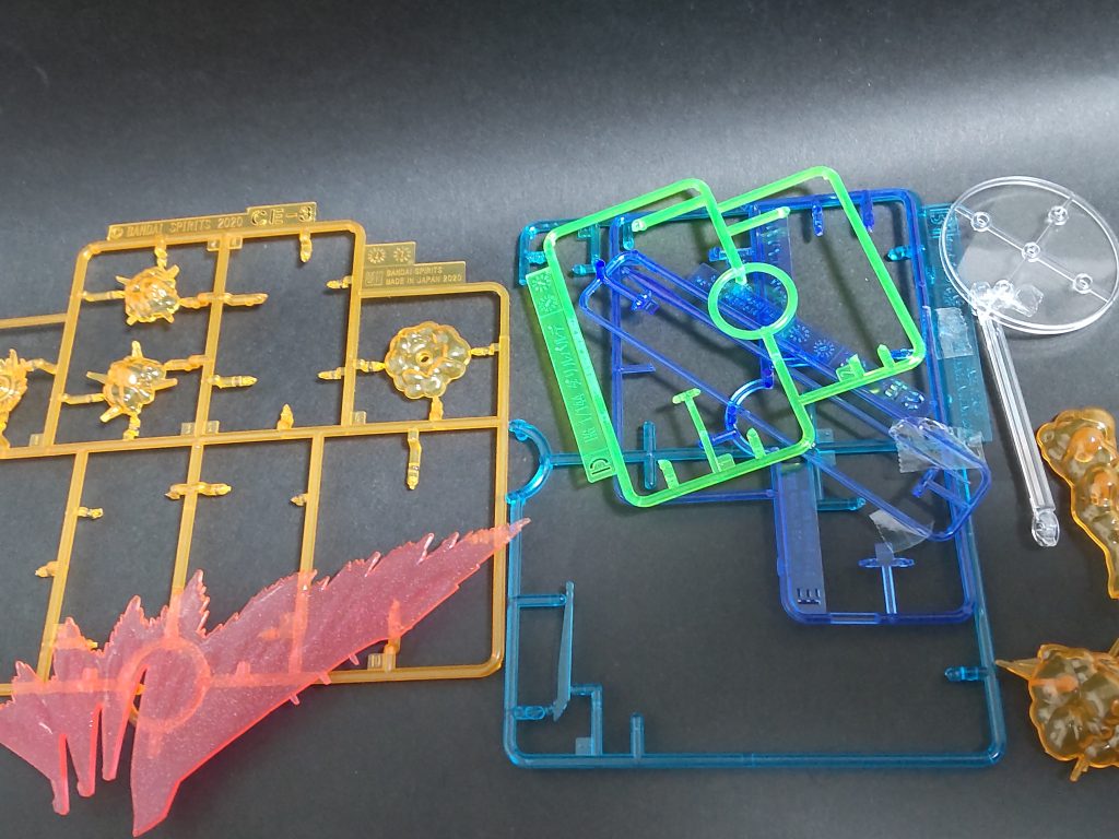 ランナーはこんな感じで一枚、または複数枚を重ねてカメラの目の前を遮るように置いて位置調整しながら撮りました。他は今回使ったエフェクトパーツです。