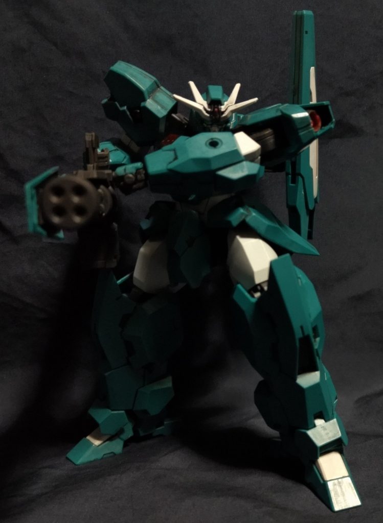 ビームガトリングガンを両手で構えて。