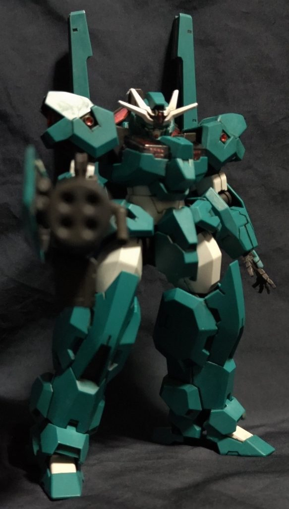 ビームガトリングガンを片腕で保持。