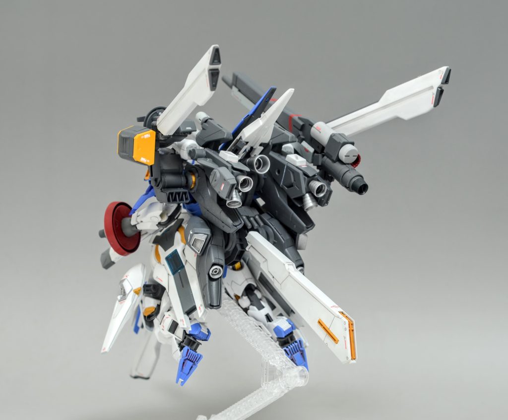 超高速で敵中枢に進攻する一点突破型MSがコンセプト。