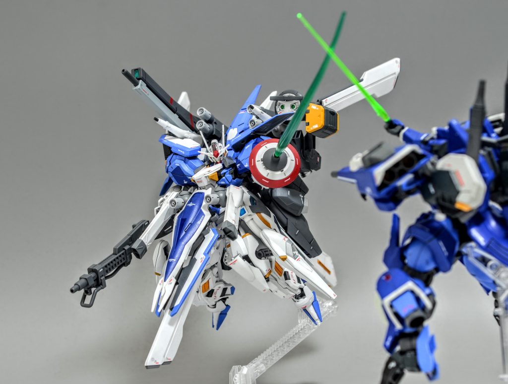 ビームソード基部はジェネレーターを内蔵しており身の丈を超える高出力のビーム刃を発振することが可能。