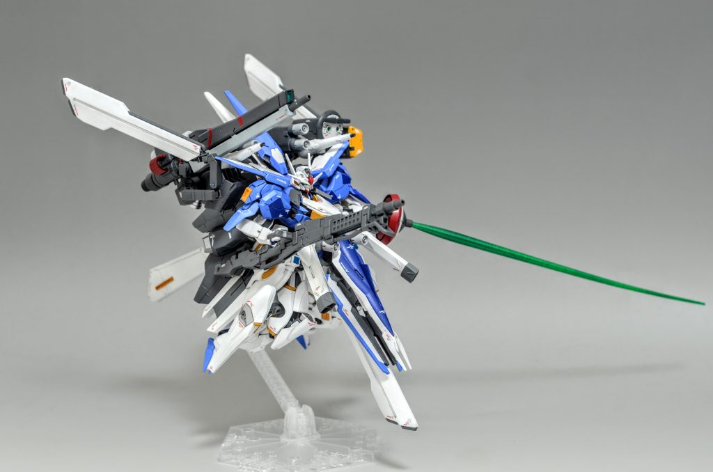 左腕部にはビームソードを装備。