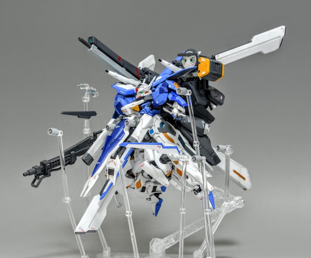 機体全体に24基のガンビットが分散配置されている。