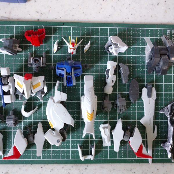 EGストライクベースでオルフェンズのガンダムフレーム機を考え、バルバドスとミキシングしてみました！ルクスレプスのテイルブレードも移植し、異色の機体にしました。足は長過ぎたので切断し摘めています。ある程度まとまったので後は塗装します。（2枚目）