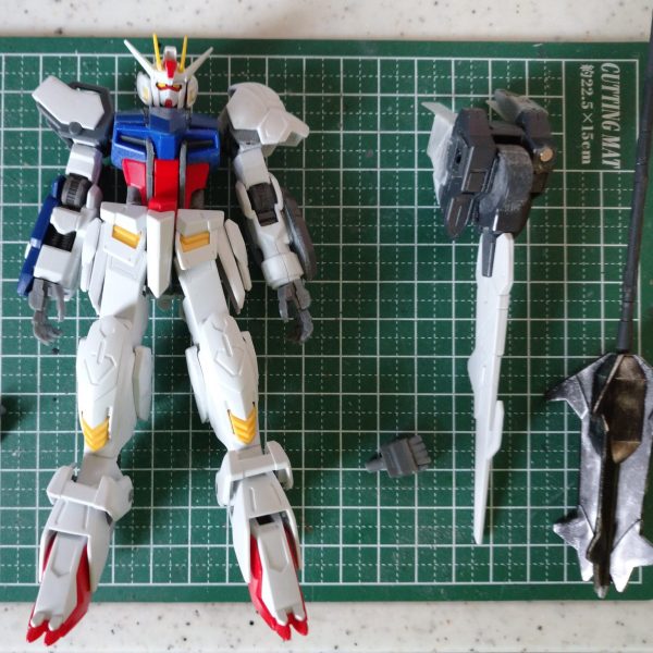 EGストライクベースでオルフェンズのガンダムフレーム機を考え、バルバドスとミキシングしてみました！ルクスレプスのテイルブレードも移植し、異色の機体にしました。足は長過ぎたので切断し摘めています。ある程度まとまったので後は塗装します。（1枚目）