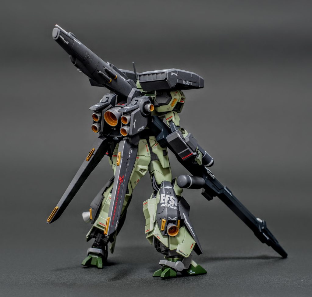 前回のスタイリッシュさはそのままに、ガンプラ純正パーツのみで再構築と各部ディテールアップを施しています。