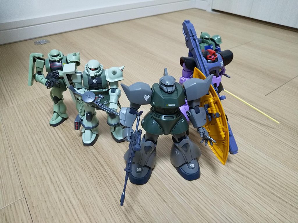 ジオン軍量産型モビルスーツ。ザク(Revive版)、ザク(旧HGUC)、リックドム、旧ザクと。