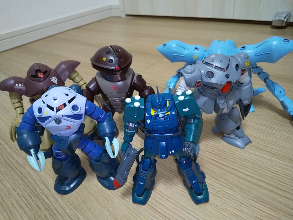 水泳部の面々と。ゴッグ、ズゴック、アッガイ、ズゴックE、ハイゴッグ。