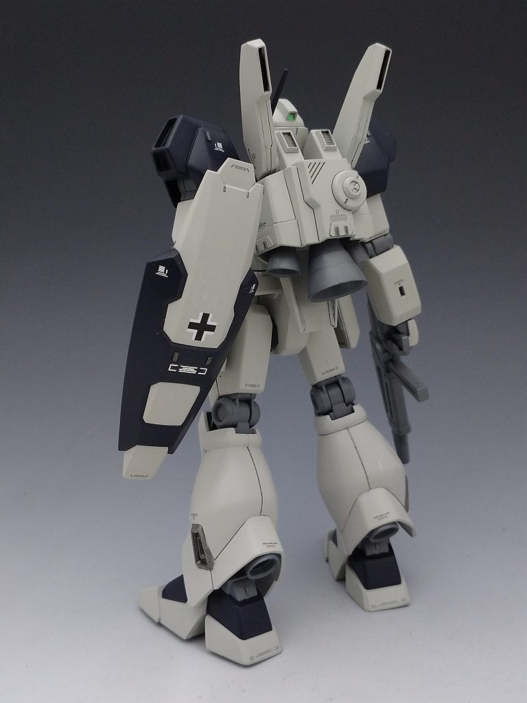 前に製作していたガンダムAGEシリーズと同じカラーリングで塗装しています。今回は完成させるのが目的だったので大きな改造はせず素直に製作しました。譲って頂いた時にシールドがなかったのでAGEのキットから拝借。塗装したら違和感なくなったのでこれはこれでアリなんじゃ？と思いますが如何でしょう？