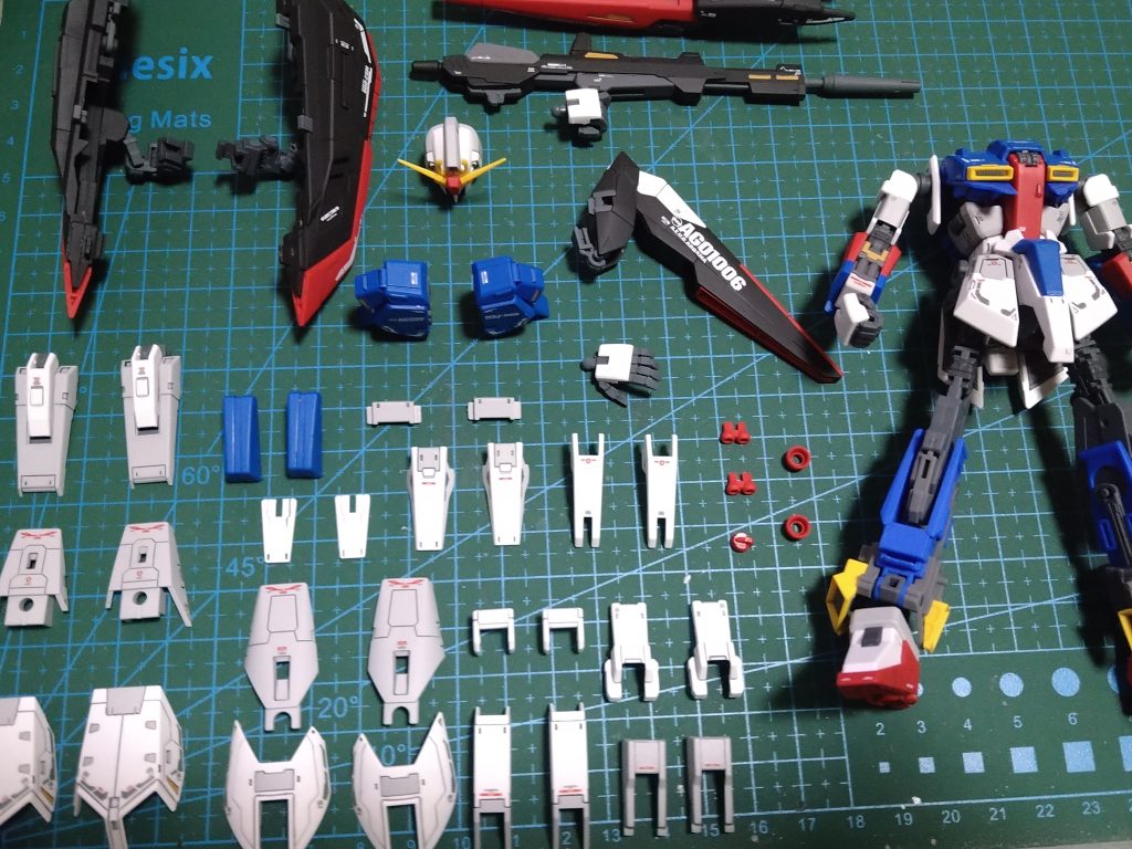 組み立て最後のお楽しみは欠かせません☺️作りごたえのあるガンプラですね💦パーツ数はそれ程でもないにしてもRGは塗装の厚みで割れたり破損したりするので所々ヒヤヒヤしなが作りました。また次回よろしくお願いたします。