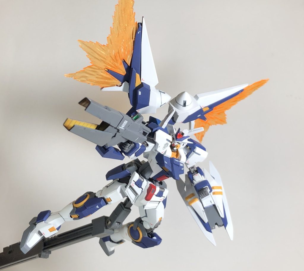 バレルを解放することにより、ガデッサのGNメガランチャー並の射程と破壊力を誇るウイングバインダーは最大出力時、放出する粒子が翼状へと変化する