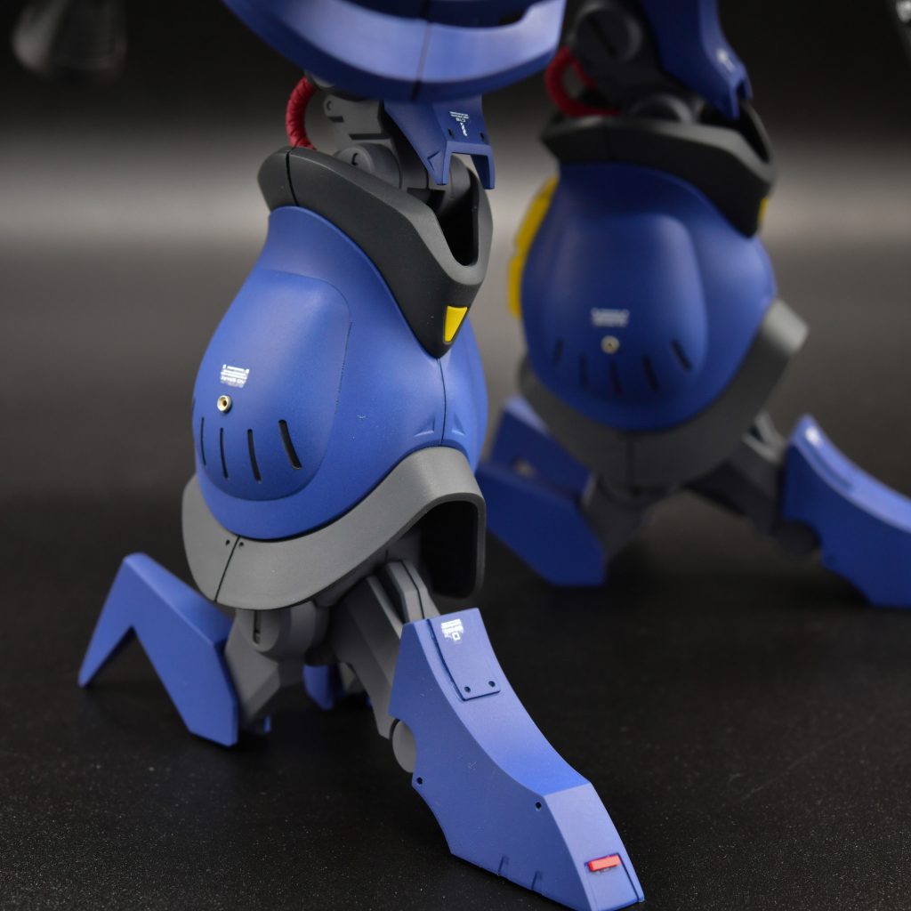 脚部側面の合わせ目は段落ちモール化しています。足の甲にはプラ板でディテール追加。