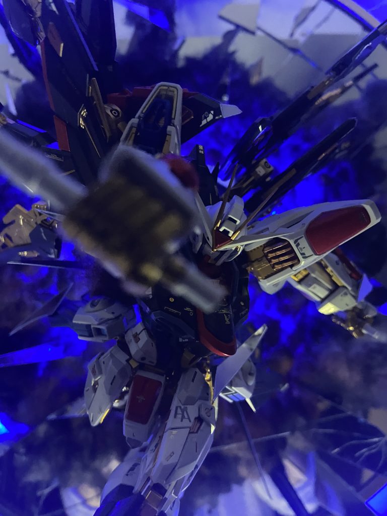 青で光らせてもカッコいいのは発見でした！よく見るとわかるのですが、写真によってドラグーンの配置が違います。理由は、壁にかけた後落下しバラバラになってしまい修理したからです😅最後まで閲覧ありがとうございました🙇🏻‍♂️