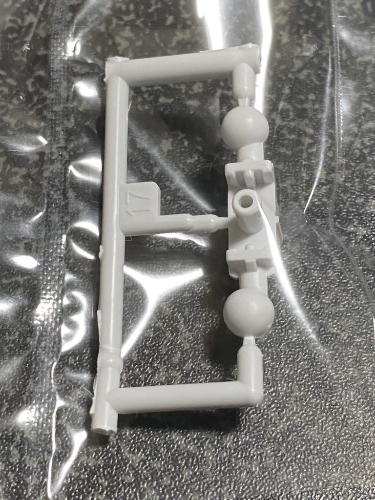 部品請求出来ました股関節です(笑)。強度が無い構造なのでハメる際には注意した方がいいです。