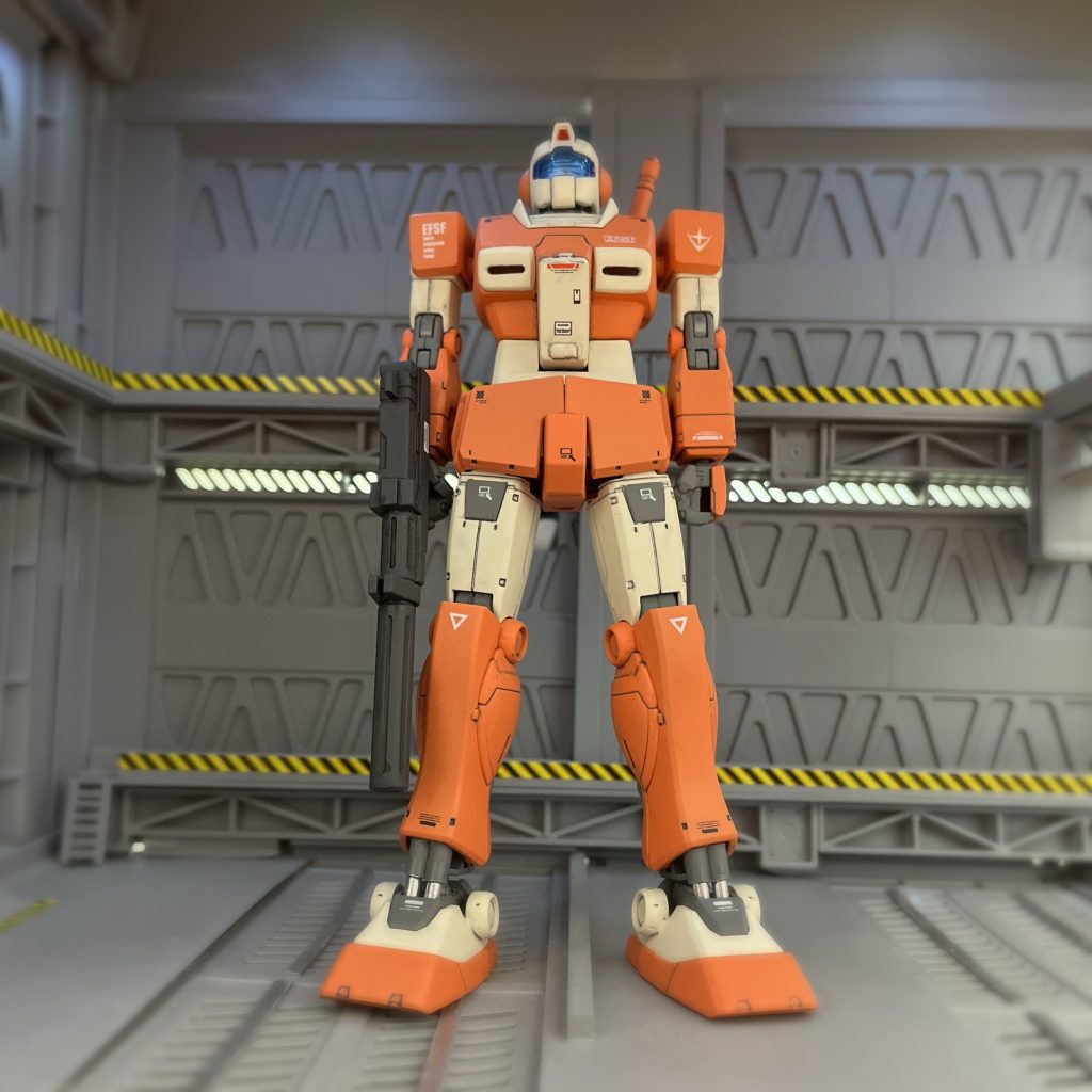 メインカラーも、以前使用した缶スプレー(アサヒペンクリエイティブカラー)の残り(ガルマザクのサンフラワーとジム改のアースホワイト)を使用しました。イメージ通りの色で設定画に近い色目でした。脚首のシリンダーお気に入りです。