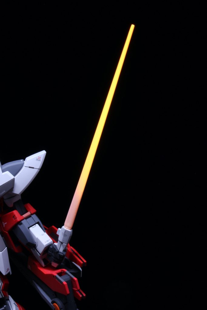 GNビームサーベル根本のみホワイトに塗装して、蛍光オレンジでグラデーションに仕上げました。