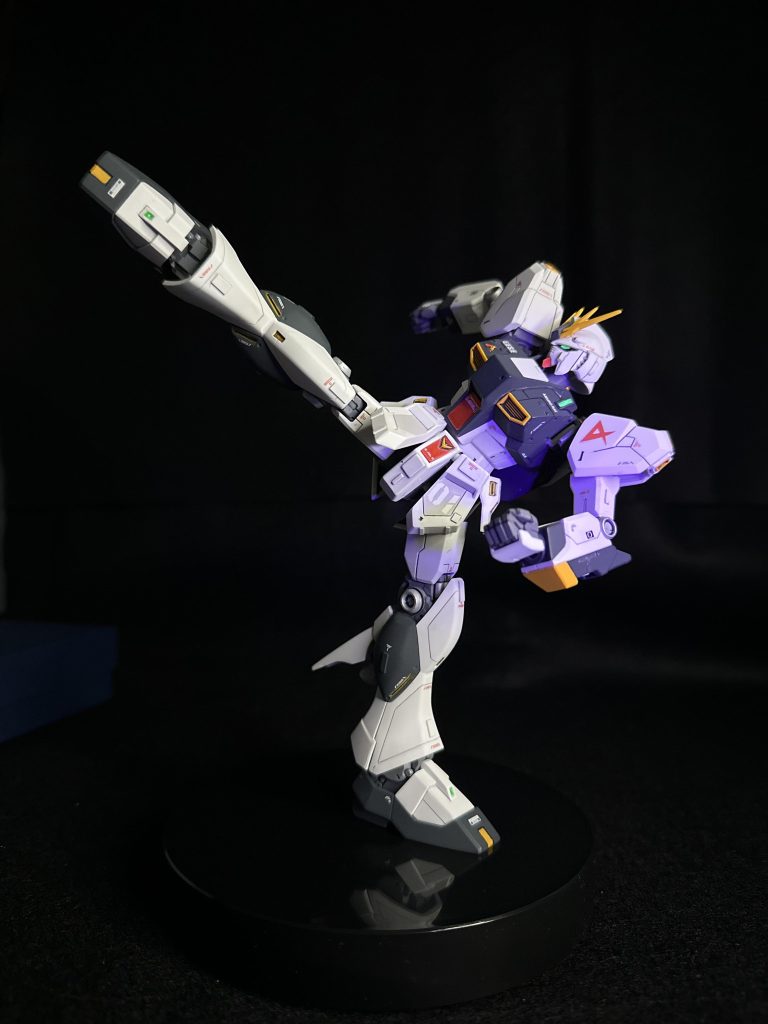 太もも部分にロール可動追加しているのでハイキックでも自立可能です。