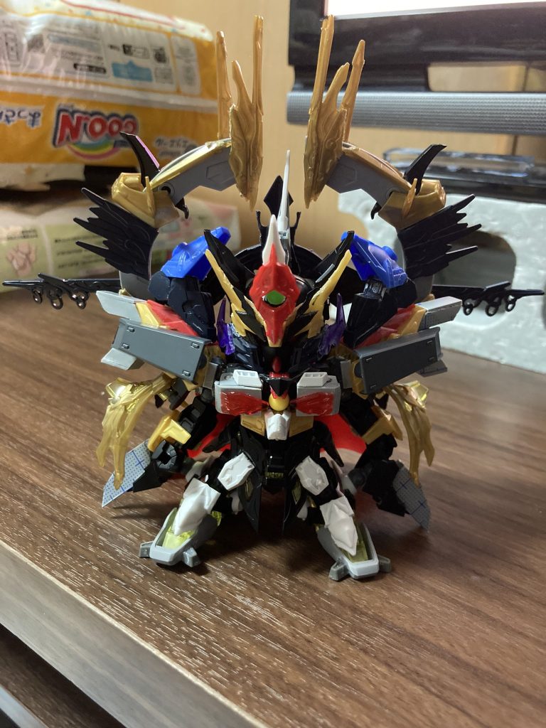 背面はスタゲガンダムを手に入れてその上に色んなものを接着途中からやりすぎぐらいでいくことに決めた(あきらめた?)のでひたすら隙間を埋めるようにペタペタ