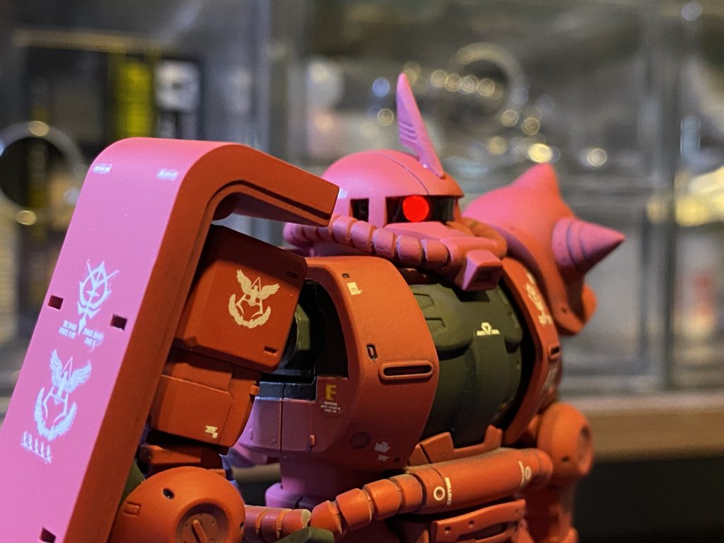ぐぽーん。モノアイシールドはクリアブラックを吹いたキットの内袋。モノアイはプラパイプ、HIQ SPプレート、Hアイズ、ミライトの組み合わせで点灯、また左右に可動です。しかし予想はしていましたが、撮影中にもクリアブラックがポロポロ……プライマーでも吹いておけば良かったのかもしれません。