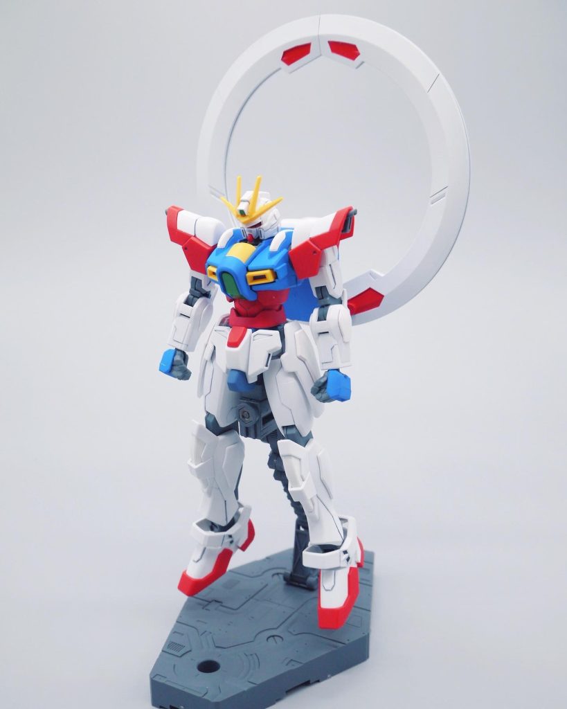 ビルドバーニングガンダムはGガンダムスタイルですが思ったより細身です。少しボワチュール・ルミェールが大きすぎる気もしますが、アピールポイントなので良しとします！「戦いでそんなの邪魔だろ！」とも思いますが、それを言ったらゴッドの羽根も邪魔ですからね。
