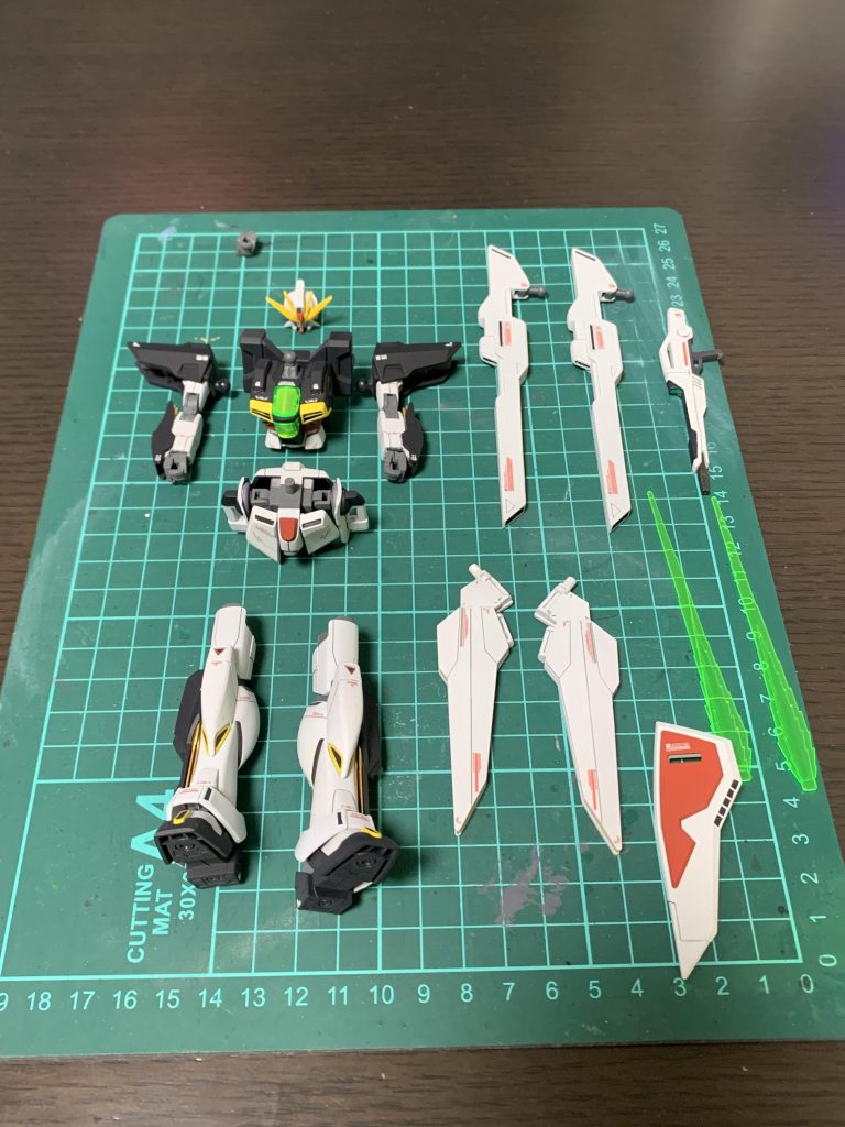 各パーツ完成。マットが汚くてすみません。