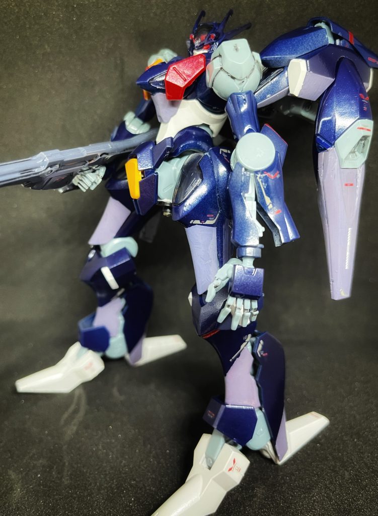 ブルーメタリックを基調にパープルグレー、赤で塗装ガンプラをとりあえず塗装してみたかっただけなんです。色分けはかなり適当に、マスキングのみでラインを作り塗ったので筋彫りとかは難しくて諦めました。