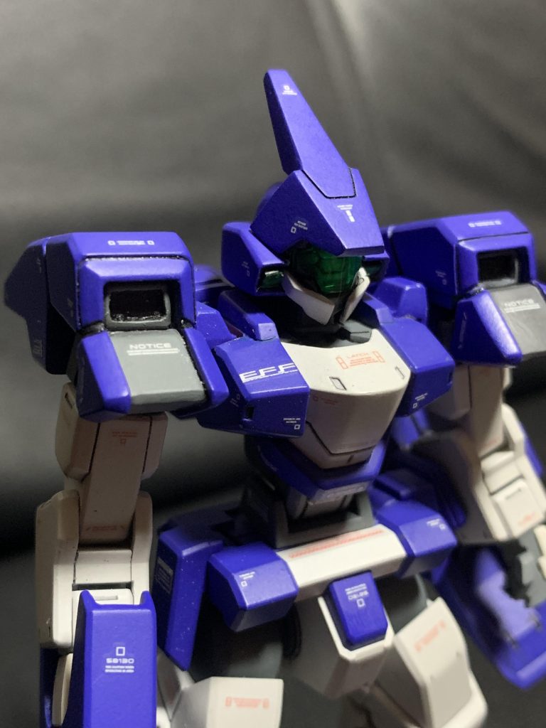 平面が主体の面構成なのでデカールを多めに貼って、無理矢理情報量を増やしております。