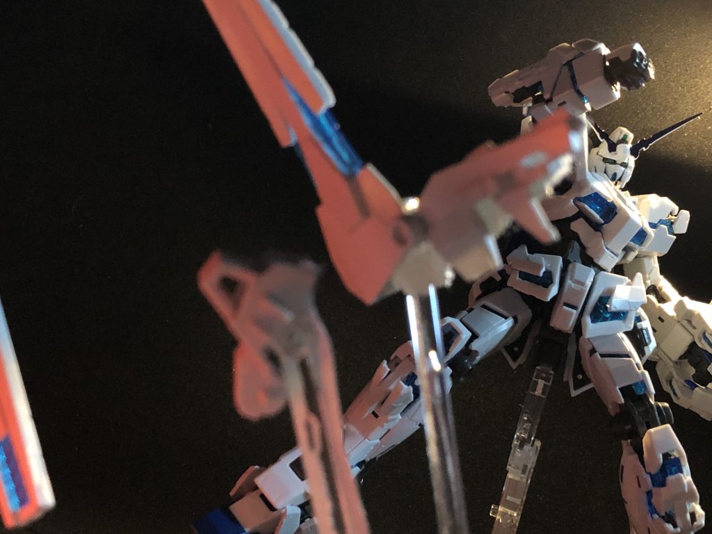 ネオ・ジオングに武装破壊されるシーン