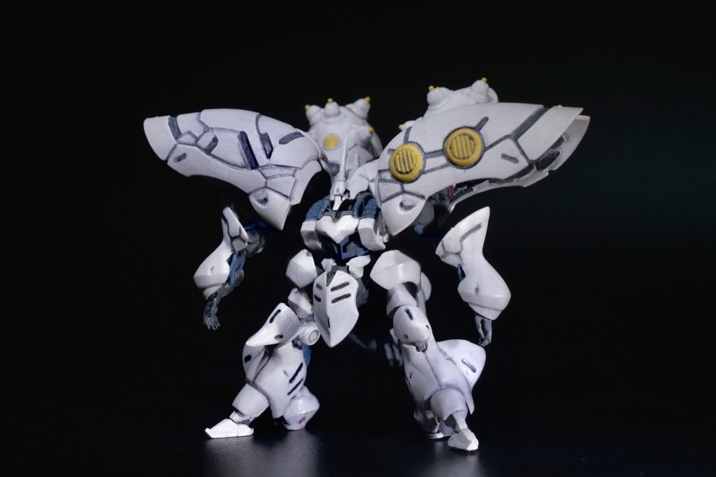 頭部は量産型キュベレイを流用しました。肩バインダーの丸モールドは、中心を削って縦フィン形状のモールドを埋め込んでます。肩と股の部分にはボールジョイントを組み込んで、ポージングの自由度を少し上げてみました。