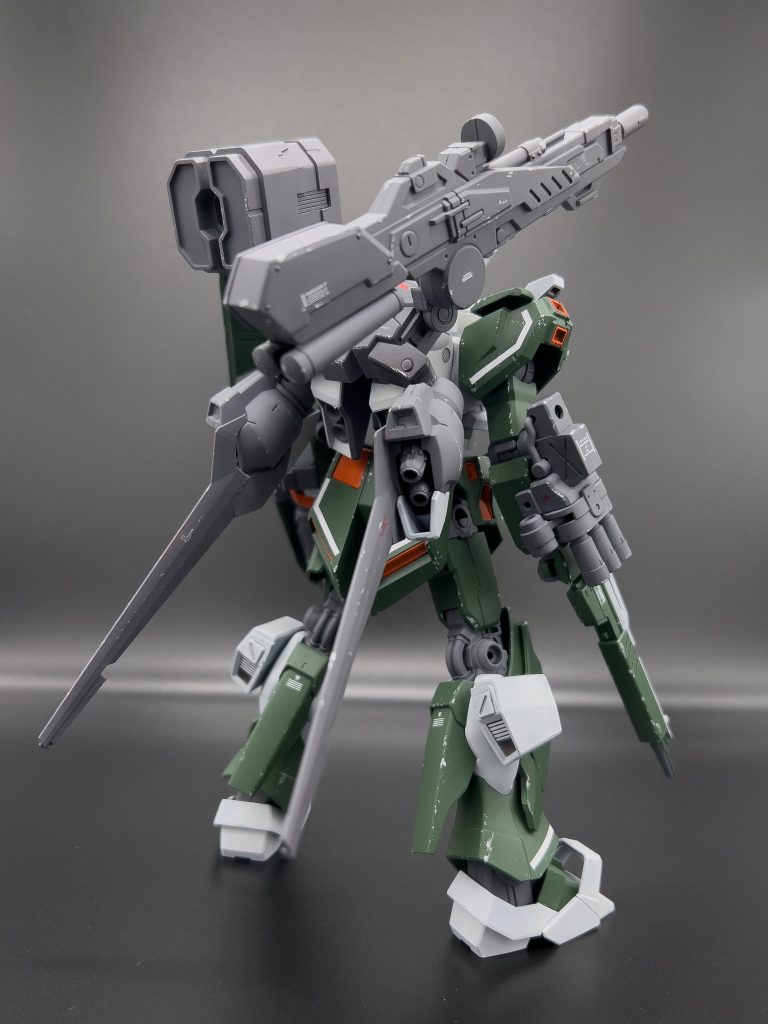 前後ショットカラーリングは去年販売されていた「セブンイレブンカラー」をイメージしています。(イメージしているだけでベースキットは一般のEGνガンダムです)特徴的なラインデカールはマスキングで再現。成形色の白が見えている状態です。