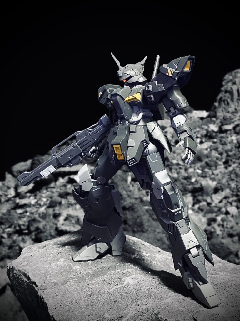 紫の機体がカッコいいと思って製作しましたが、結局まるっきり違うカラーで仕上がりました。