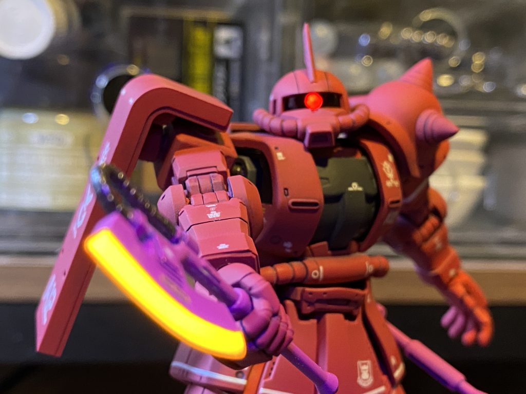ルナツー戦で振るった(そして捨てた)ヒートホーク。蛍光オレンジ塗装により、ブラックライト発光します。腰のもの取り忘れはご愛嬌……。