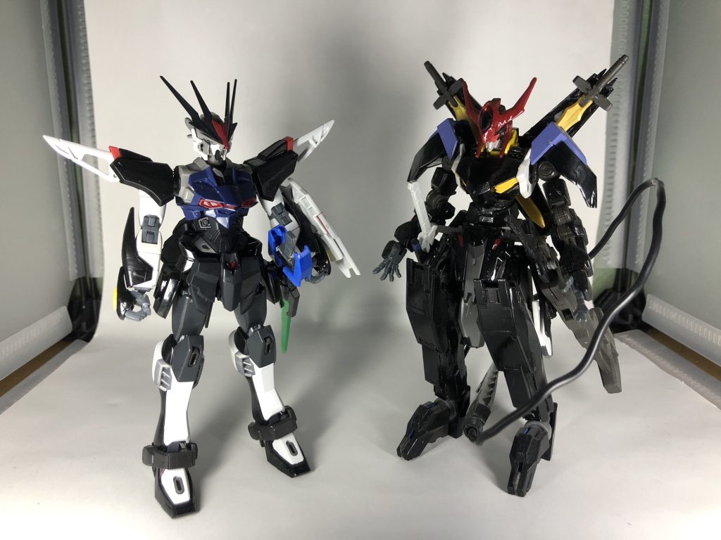 先代とこう見ると先代はそこそこのマッシブに、後継はスラッとしてますねここまでご覧いただき、ありがとうございます。今後は、アストレイ・コラスィの追加ユニットを8つご紹介していきたいと思います。なぜ8つかはその時までのお楽しみに……