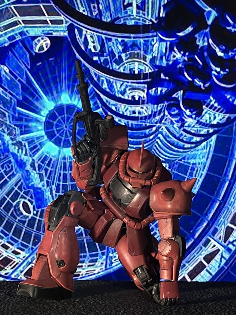 お決まりのポーズ。塗装は今主流になってる濃いピンクの方向性で。筆塗りで黒茶色の下地から始めて、なかなか思った色味にならず8回くらい塗り重ねてしまった。