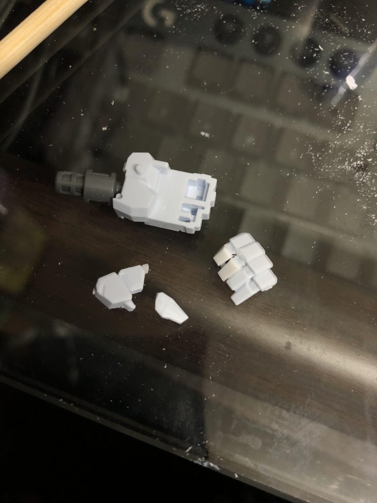 飾る上で握り拳がやはり酷いと思ったので、左握り手を切り刻んでそれらしく見せる事にしました。ビームサーベルは握れなくなりましたが、握って飾る事は無いので。