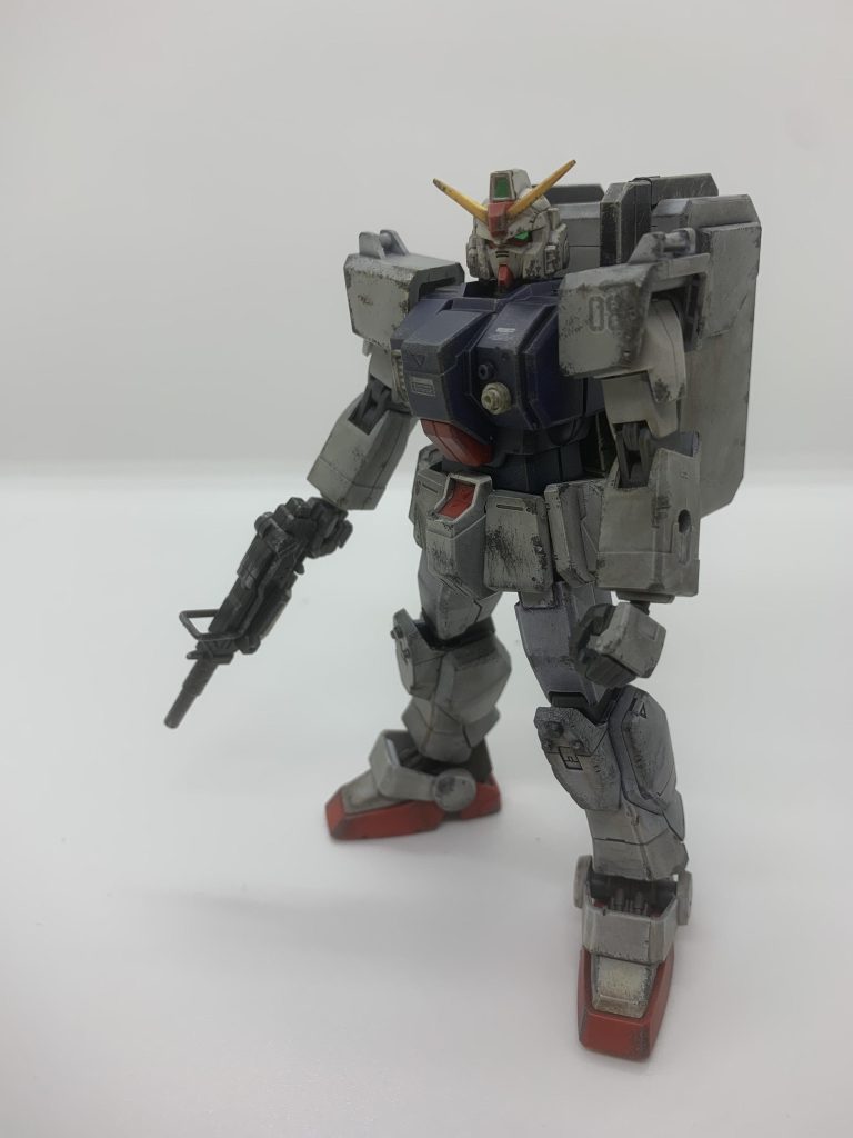 前回は成型色で作業を開始しましたが、今回は質感を変える為、1度全てサーフェイサーエヴォブラックで下地を作りその上からMr.COLORの白でグラデーション塗装、そして半光沢を吹き、その上からリアルタッチマーカーでウェザリングに入りました。