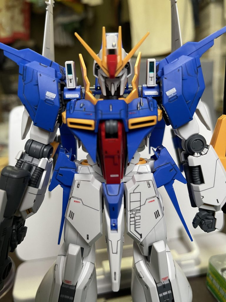 胸のフィンをシルバーで筆塗り、白龍の文字の一部が途中で切れてしまい、修正不可能になった。