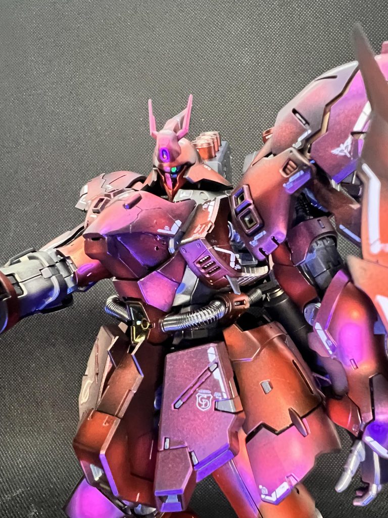 モノアイはOボルトとHアイズの1番小さい物を組み合わせて蛍光塗料で仕上げてあります。フェイスパーツは元々のクリアパーツと接着し削り込んで特徴的なヤクト系の顔に、頭部はパテやら他のジャンクから切り貼りしております。