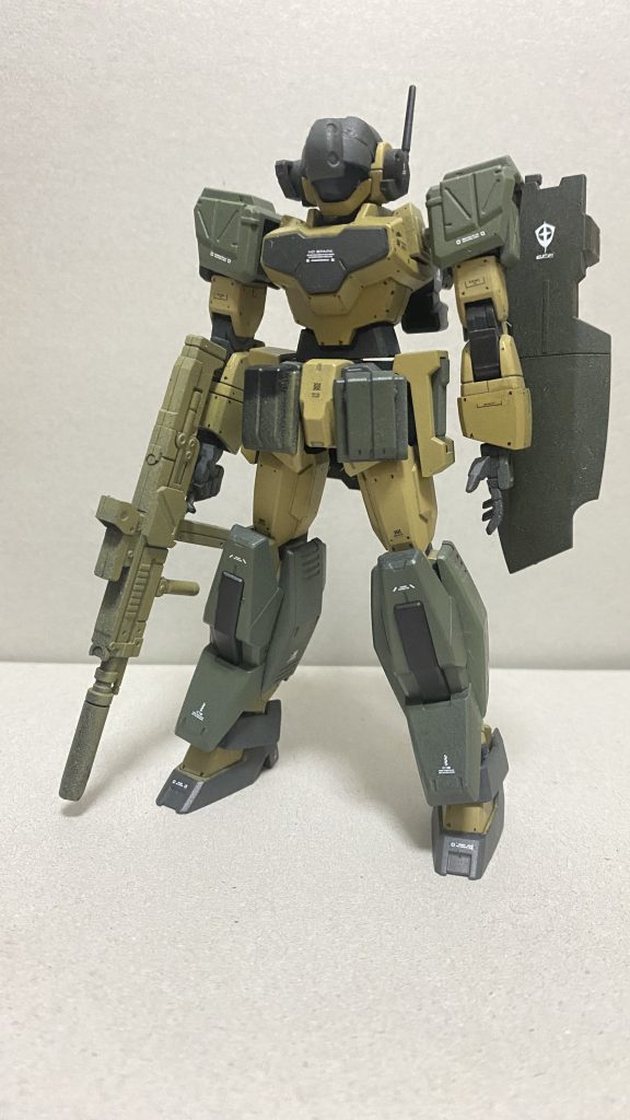 武装は・頭部バルカン・100mmライフル・ドッズライフル(AGE-1タイプ)・ヒートアックス・対MS用ミサイルコンテナユニット・ビームサーベル・ヒートスティックなど。このほか元機体同様様々な装備を使用可能である。実体弾の装備が中心なのは技術の進歩により電磁装甲を貫徹可能になったのと、被害を拡大しかねない過剰火力のビーム兵器は使用が制限されていたため。ヒートスティックは対MSの非殺傷兵器としての有効性が証明された為、改良を加えられて再生産されたもの。