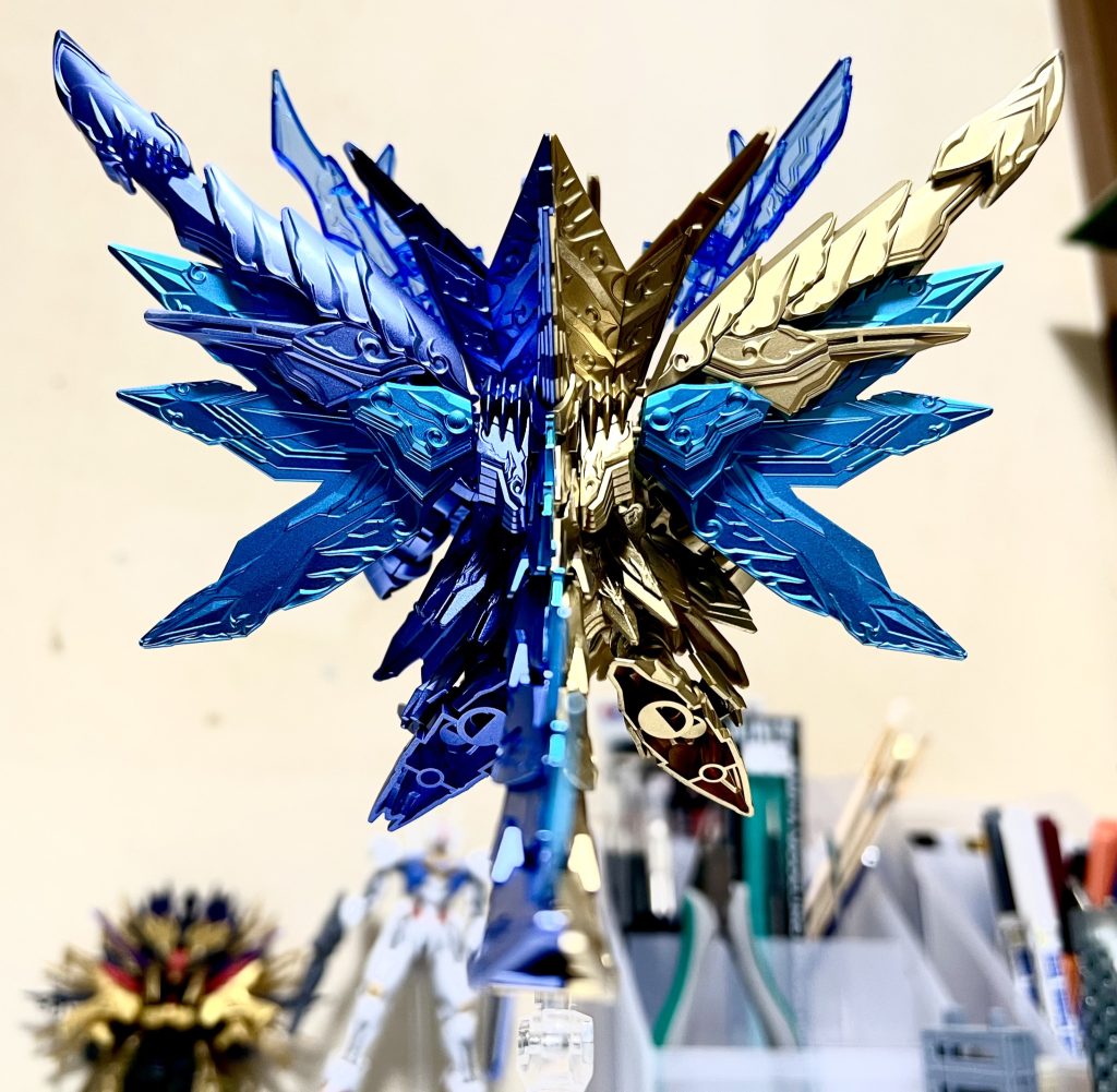 ウィングと尻尾の一部は、ガンダムマーカーメタブルーで塗装。