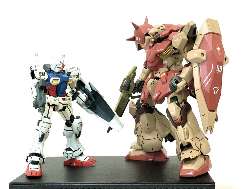 1番最初に作ったGP01と並べてみました🤗塗料⚫︎ウッドブラウン(あずき色や脚スラスター)⚫︎オリーブとグレー(ライフルやシールド裏)⚫︎シャインシルバー少量とジャーマングレー(フレームなど)キラキラをなるだけ少なくしてます⚫︎メタルカラー(ブラス) 動力ケーブル