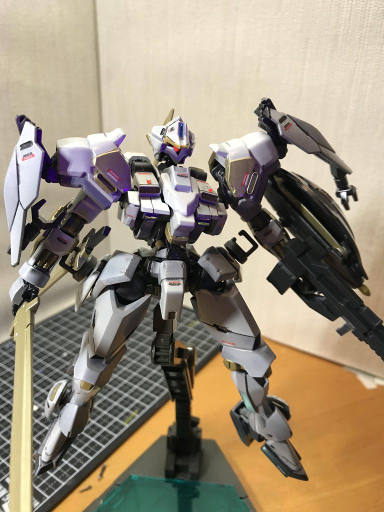 武装は150mm徹甲弾ライフル、ナイトソード2本装備。写真はバイザーオーブン状態。